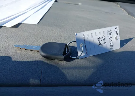 2005 Ford Mustang V6 Deluxe/V6 Premium z USA, uszkodzony, nr VIN 1ZVHT80N555113812